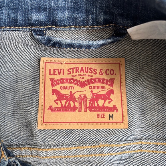 Levi's Women's Trucker jacket. - Picture 3 of 5